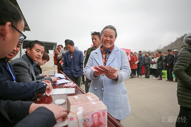 恒大毕节扶贫一角：贫困户喜领养牛分红“年终奖”